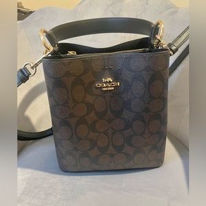 Coach small town bucket bag In signature canvas pattern.